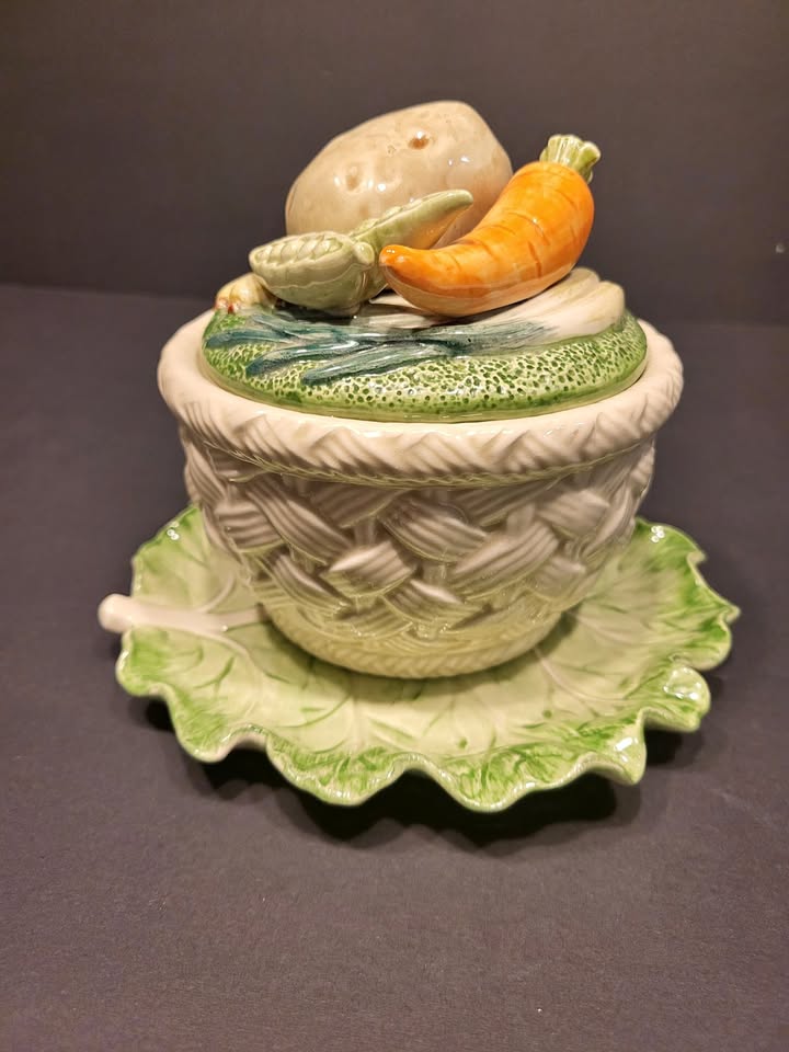 Ceramic vegetable-form covered tureen or decorative condiment dish