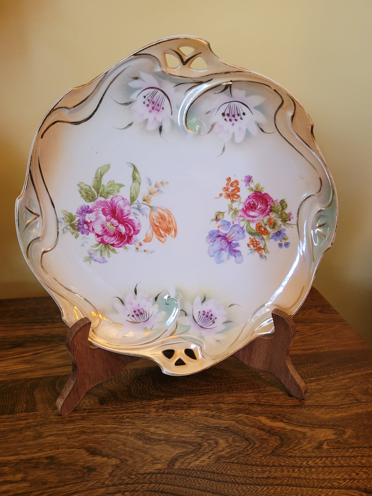 Decorative porcelain serving plate / charger with floral hand-painted or transfer decoration