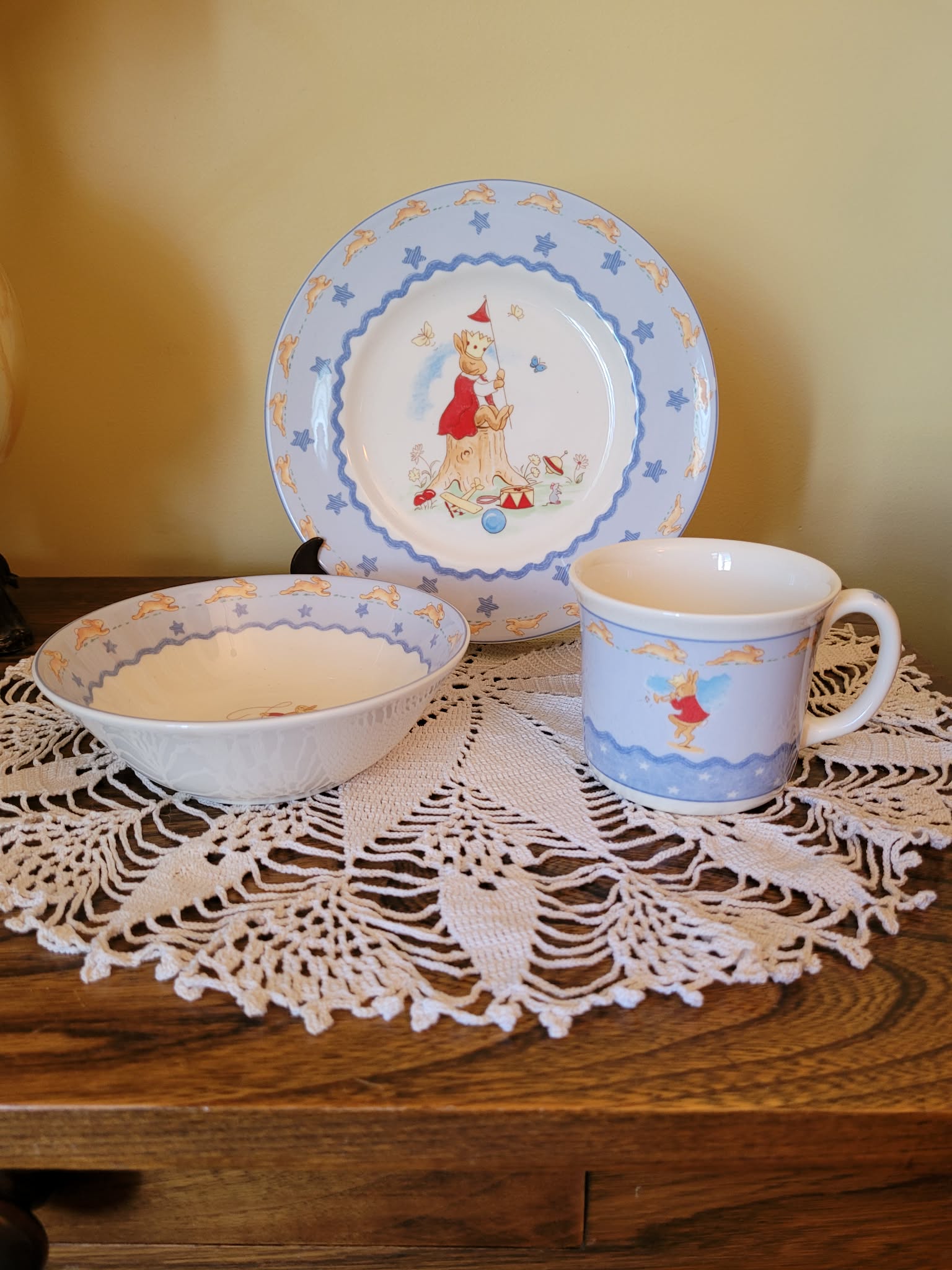 Children's nursery-themed porcelain dinnerware set (plate, bowl, mug)