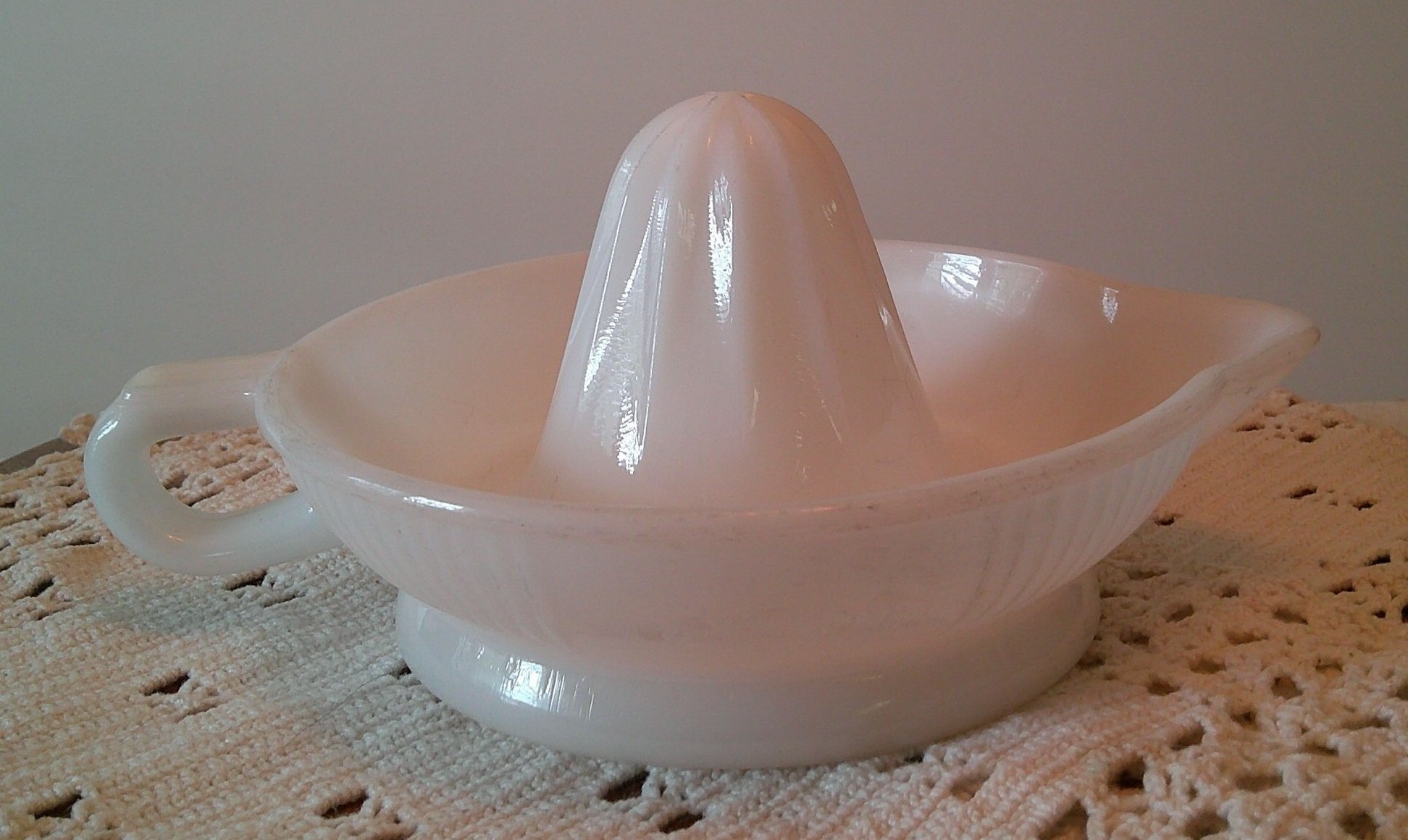 Milk glass citrus juicer / reamer bowl
