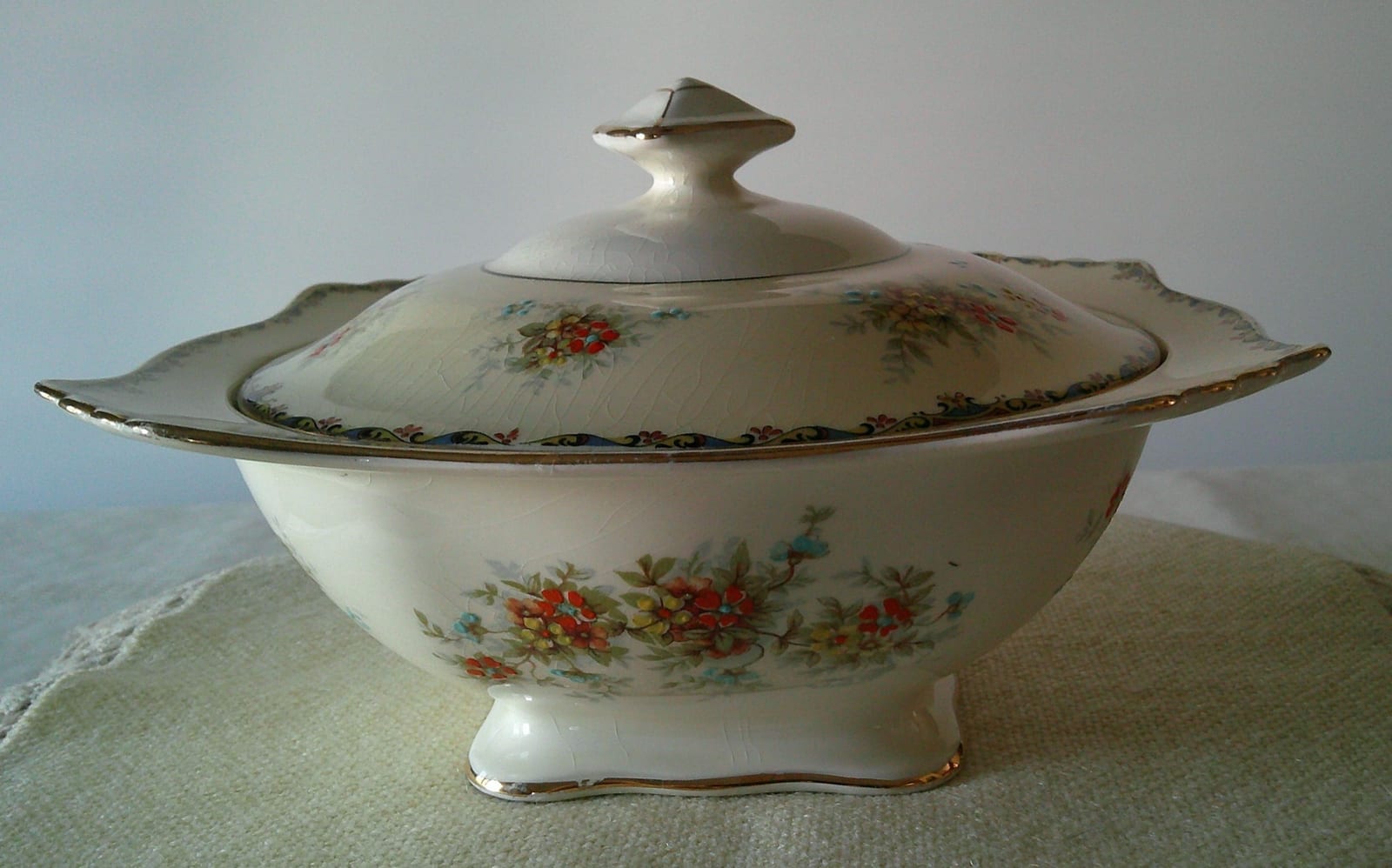 Covered porcelain tureen or serving dish