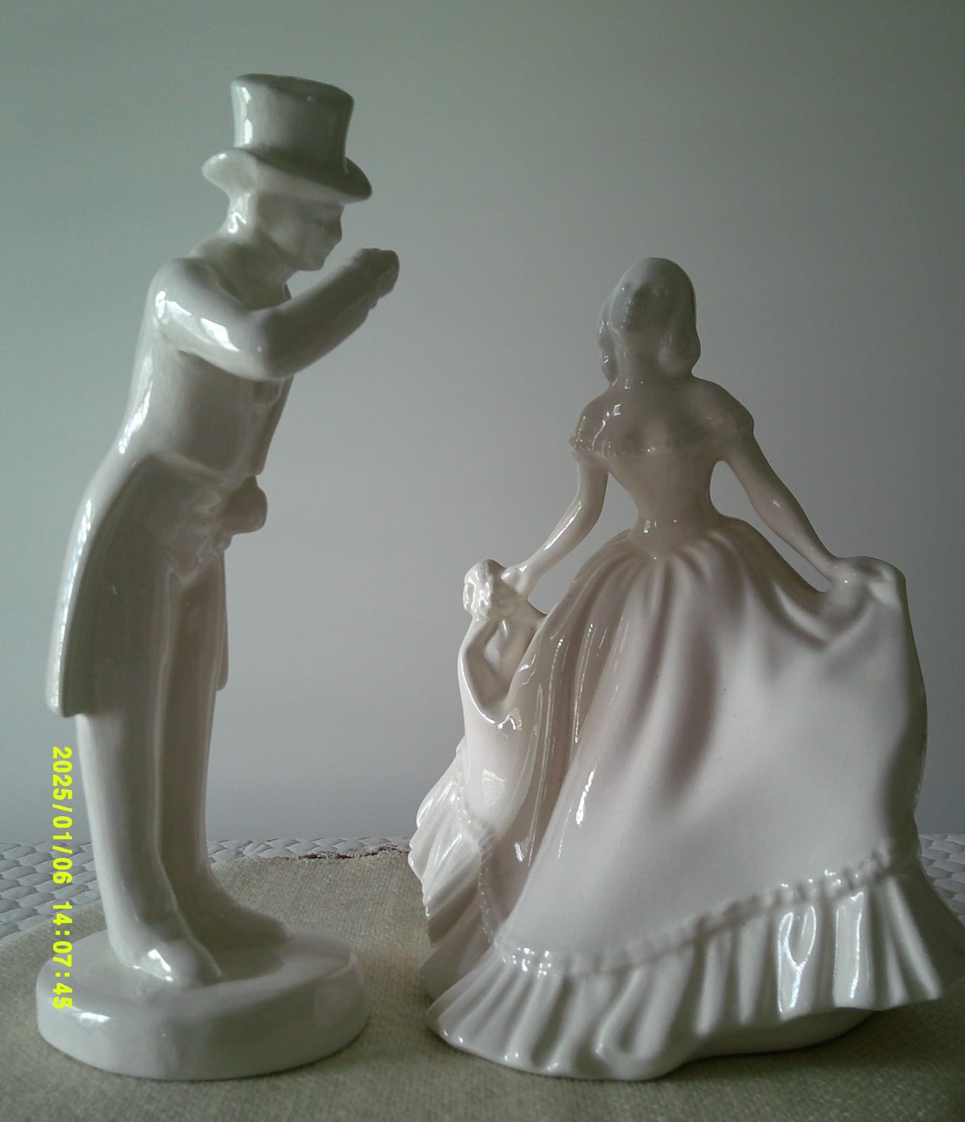 Ceramic/porcelain figurine pair of a courting couple