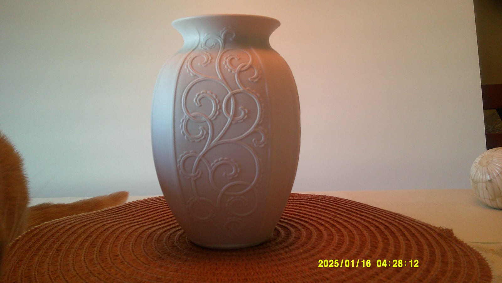 Decorative ceramic/porcelain vase