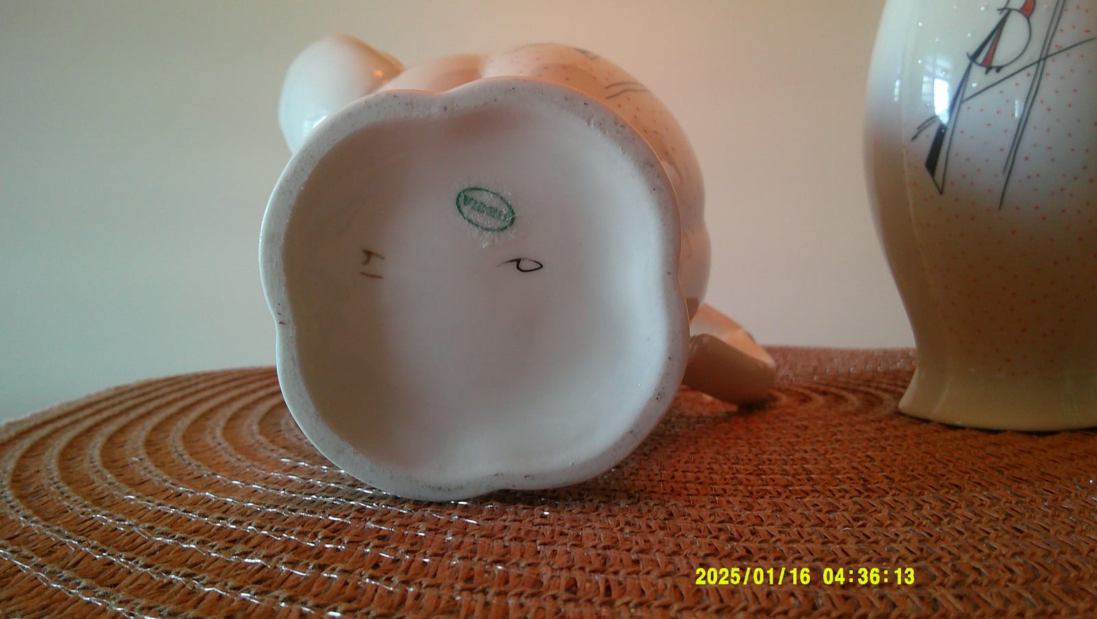 Ceramic figurine / decorative porcelain animal figure