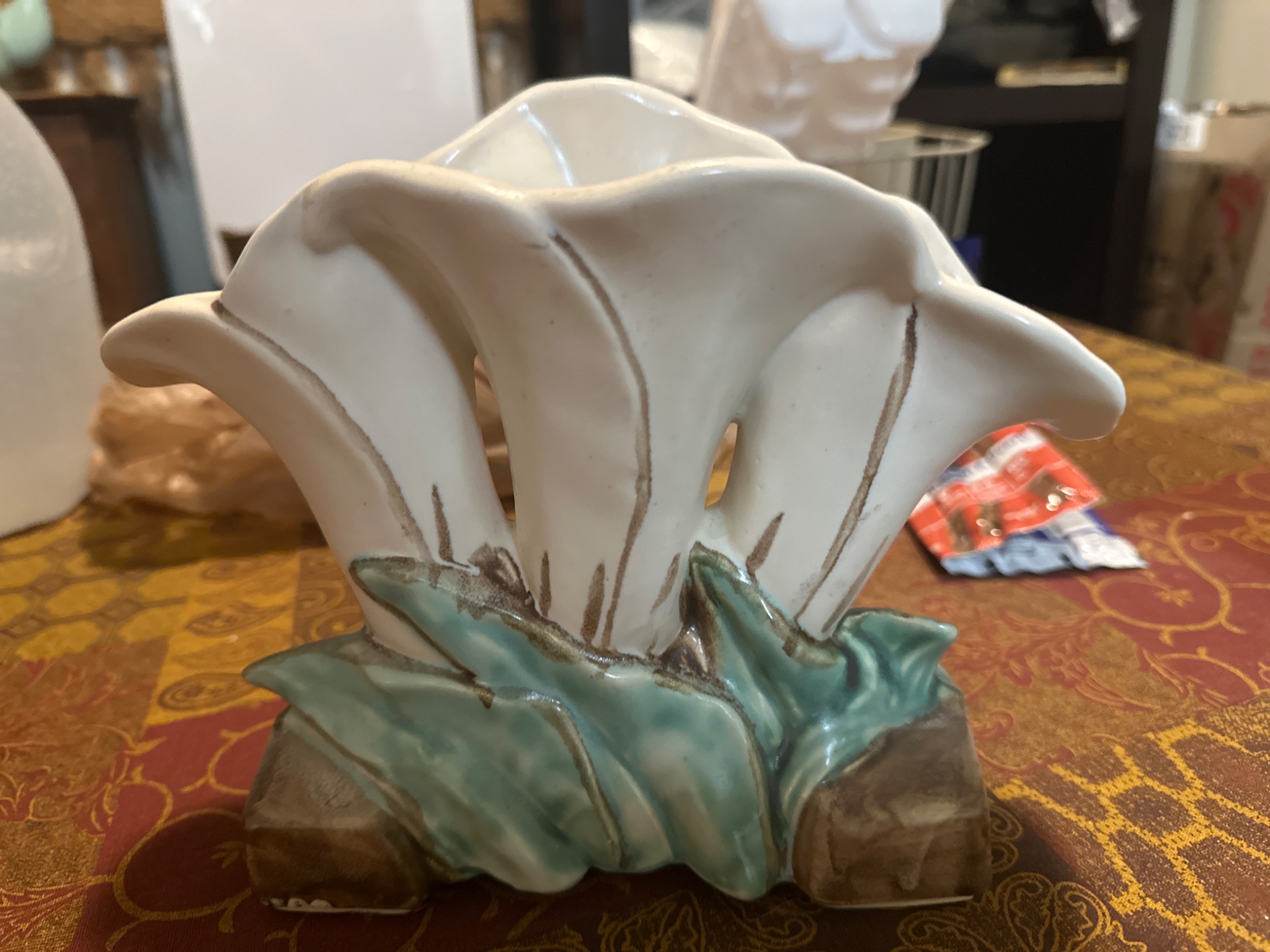 Ceramic lily flower vase / decorative planter