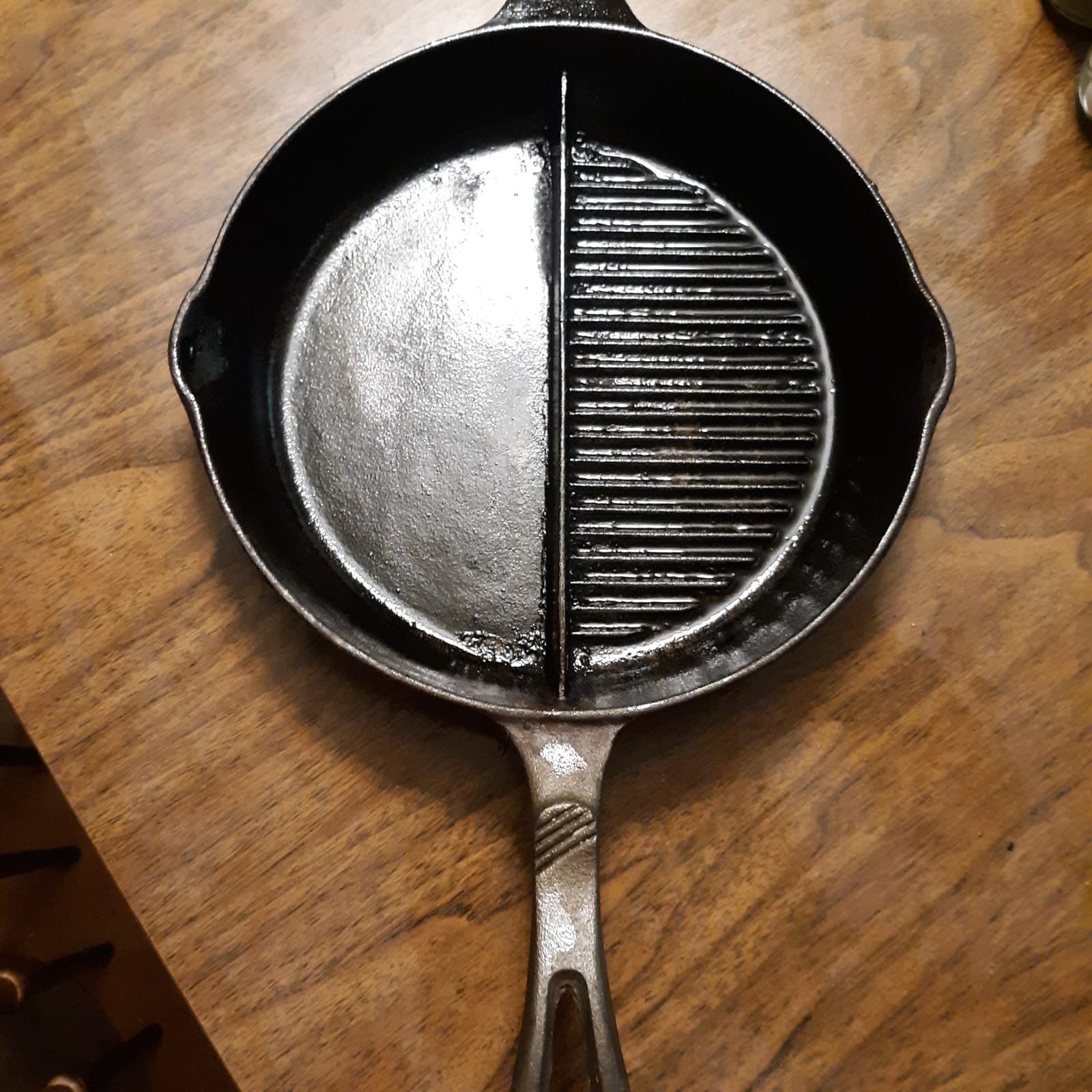 Cast iron combination skillet/griddle pan