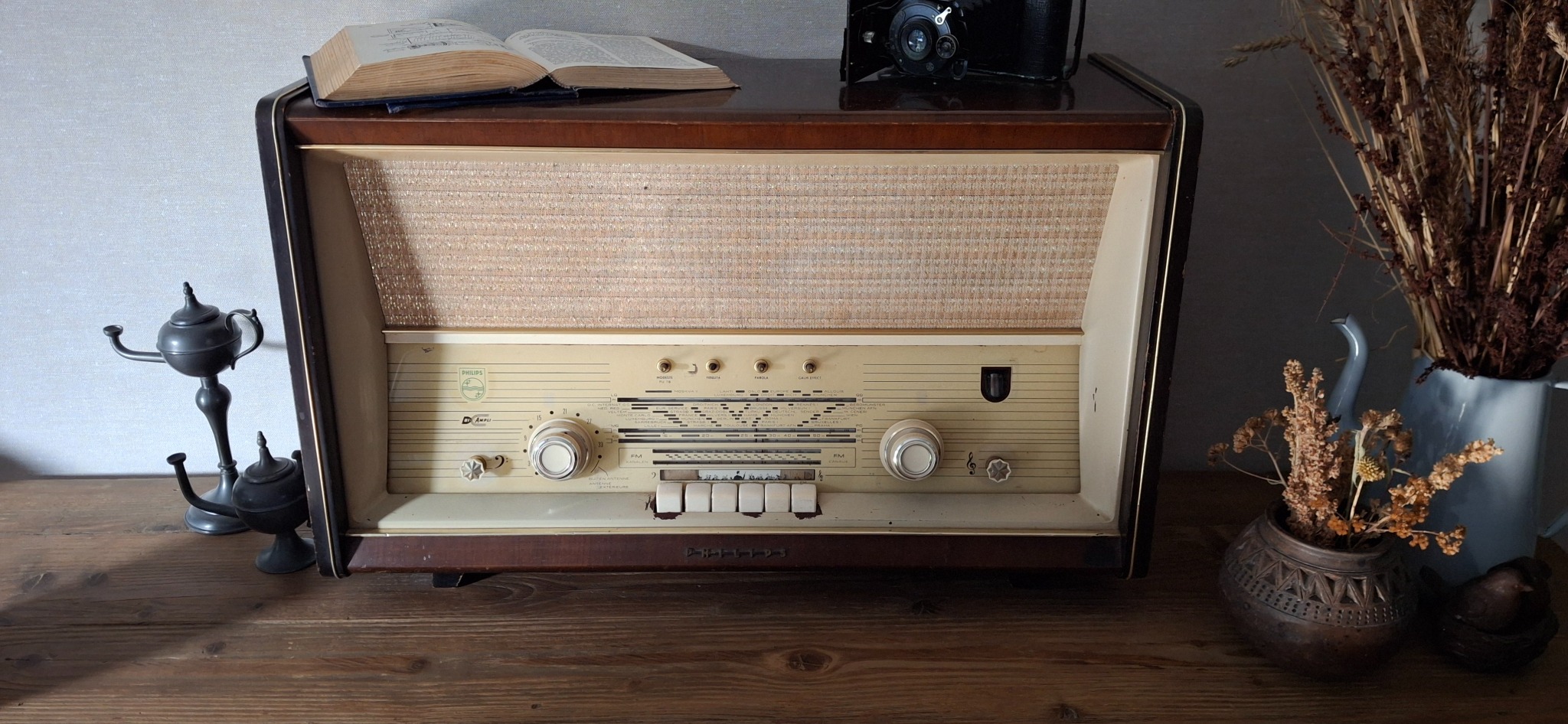 Philips tabletop tube radio console