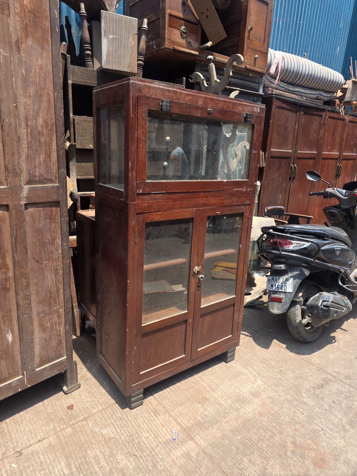 Vintage wooden display cabinet / bookcase cabinet