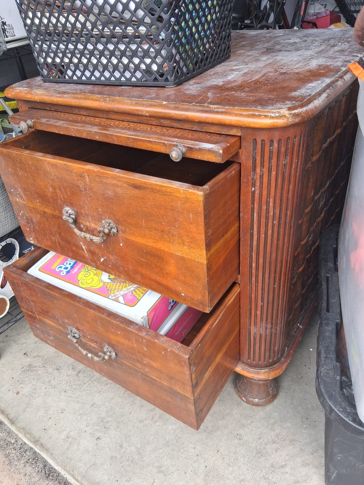 Victorian-style wooden chest of drawers / commode