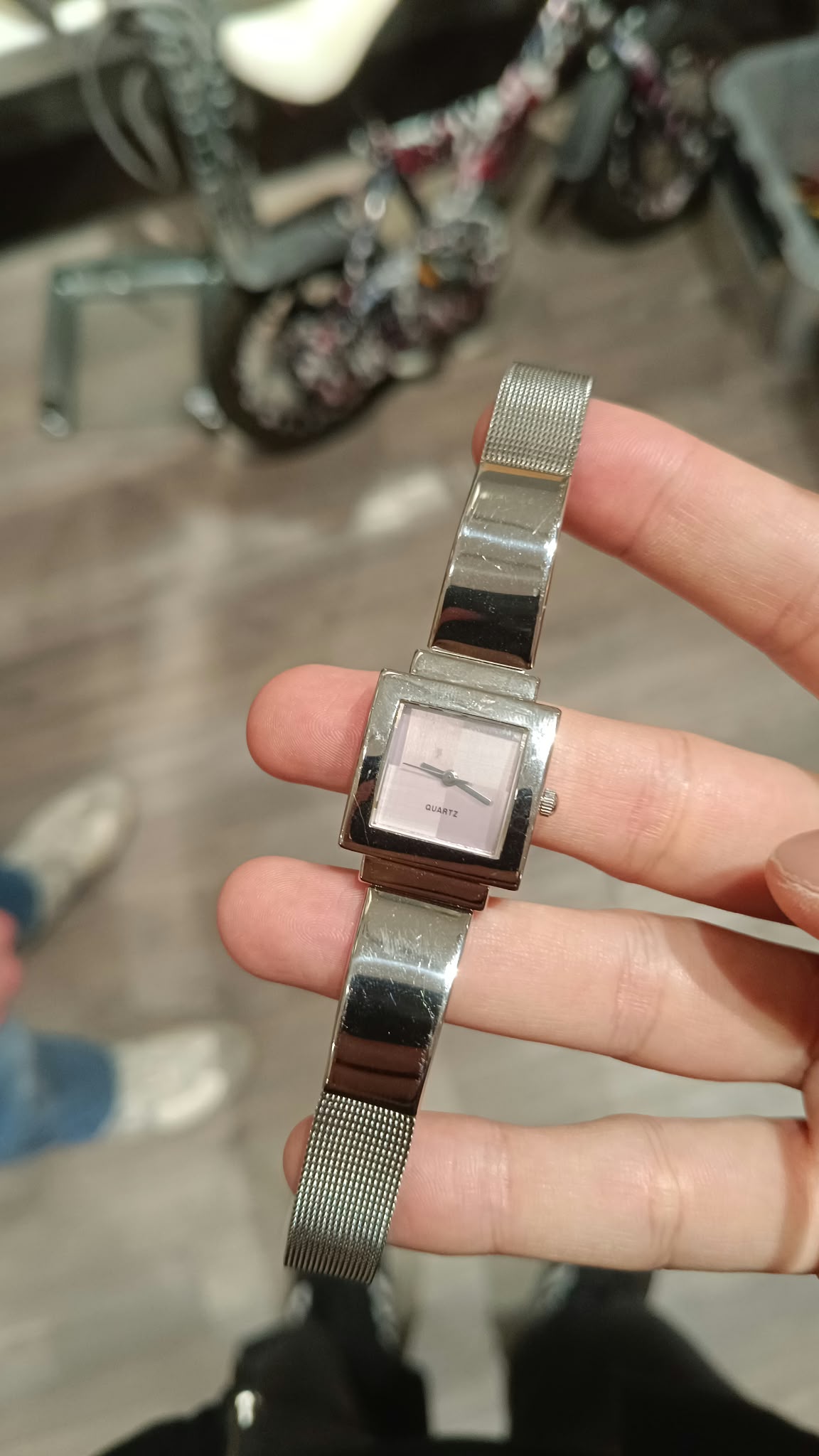 Ladies' quartz wristwatch with square case and mesh bracelet