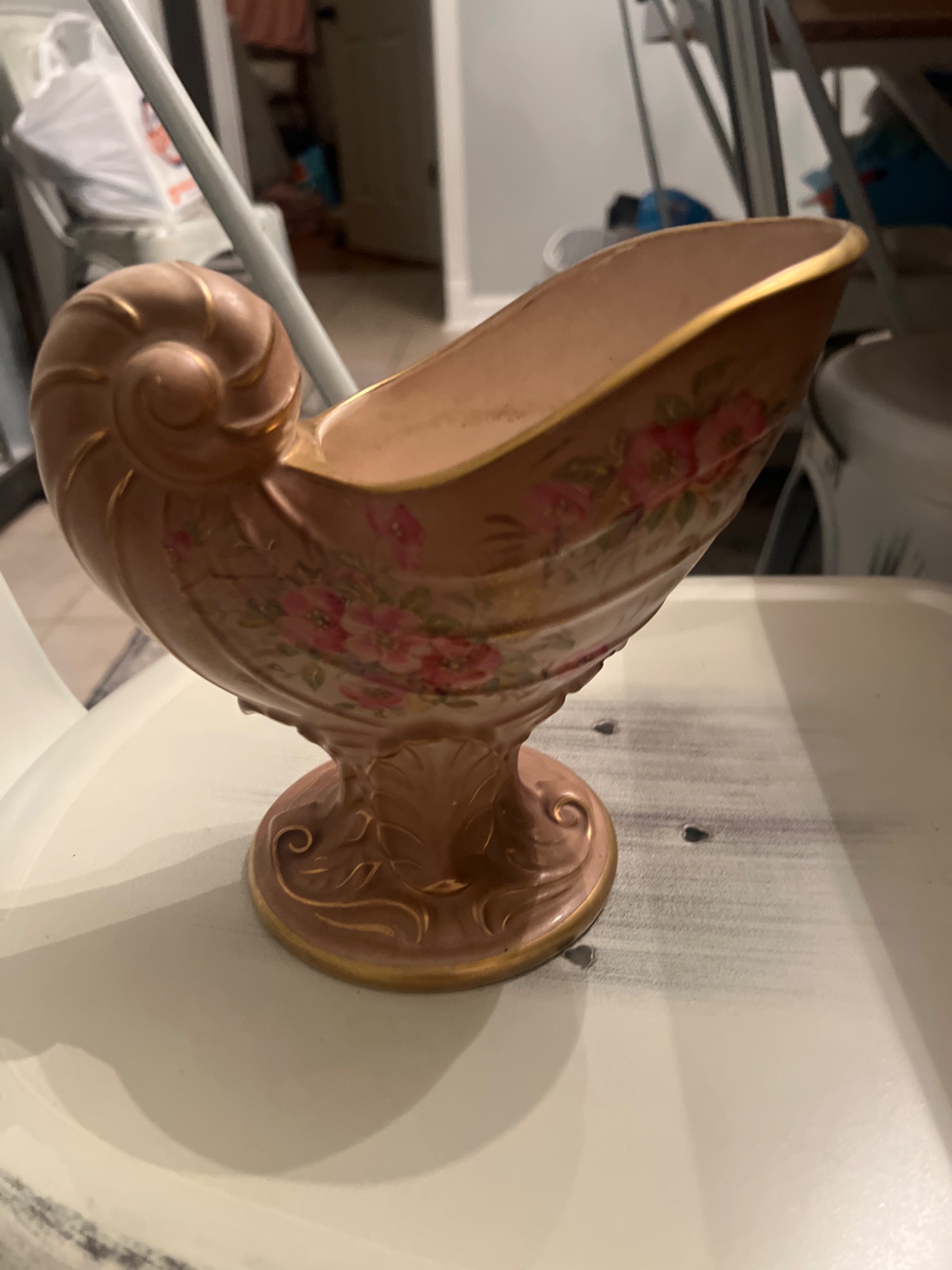 Decorative shell-shaped pedestal vase or compote