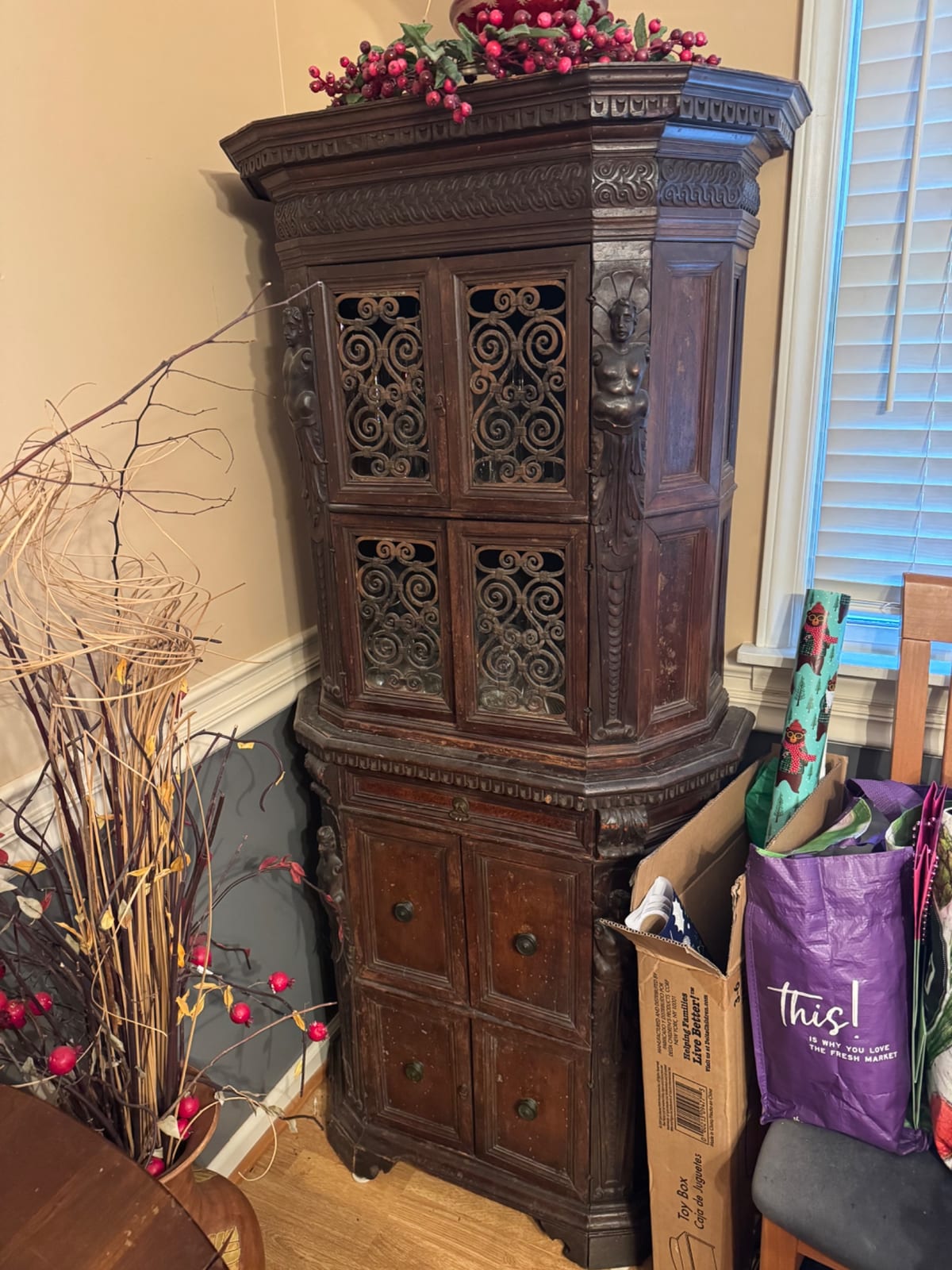 Carved corner cabinet / display cabinet with wrought-iron grille doors