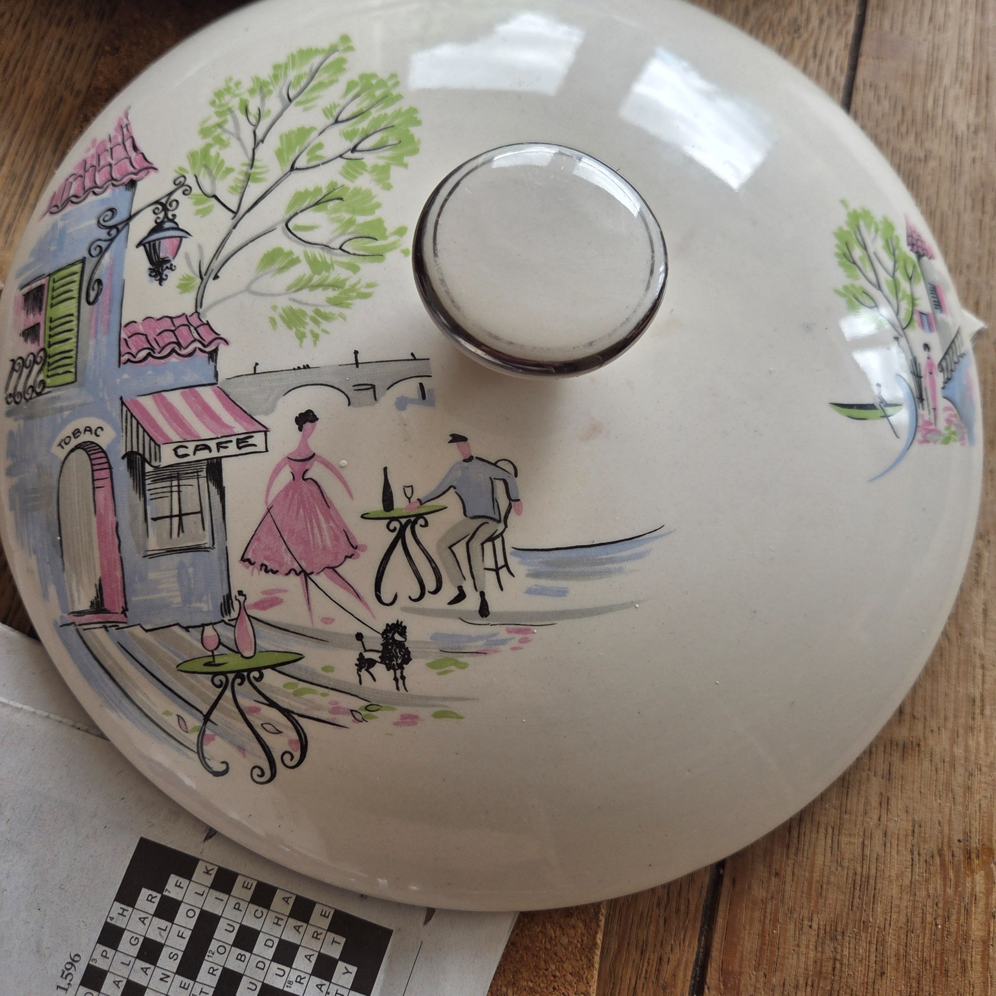 Decorative porcelain covered serving dish / casserole (possibly a lidded vegetable or soup tureen)