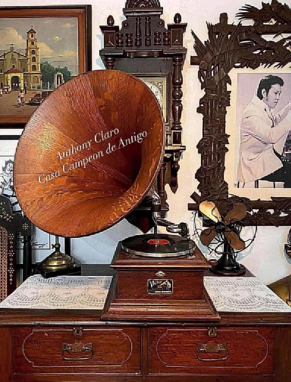 Victrola-style wind-up phonograph with large horn