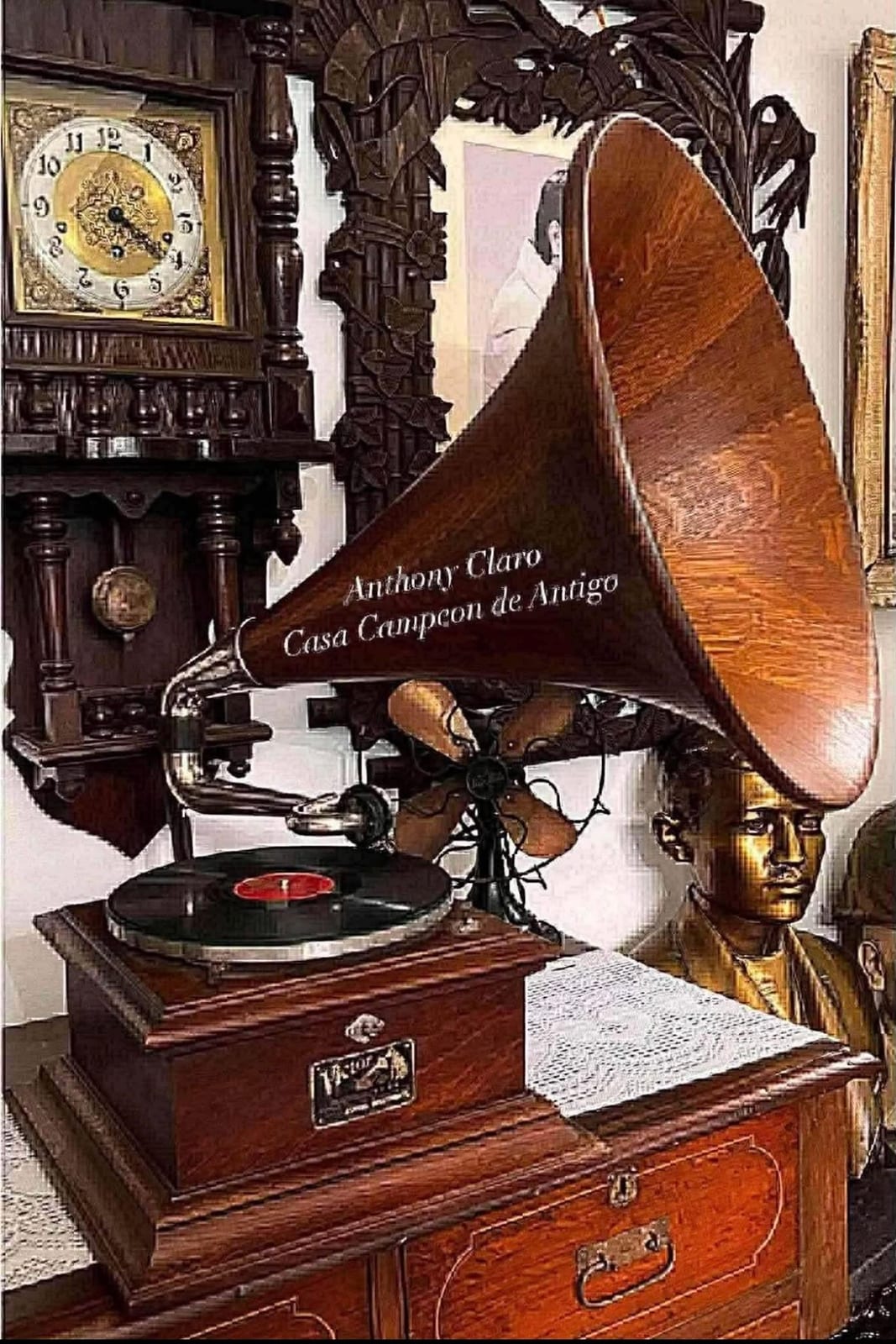 Horn gramophone / wind-up phonograph with large acoustic horn
