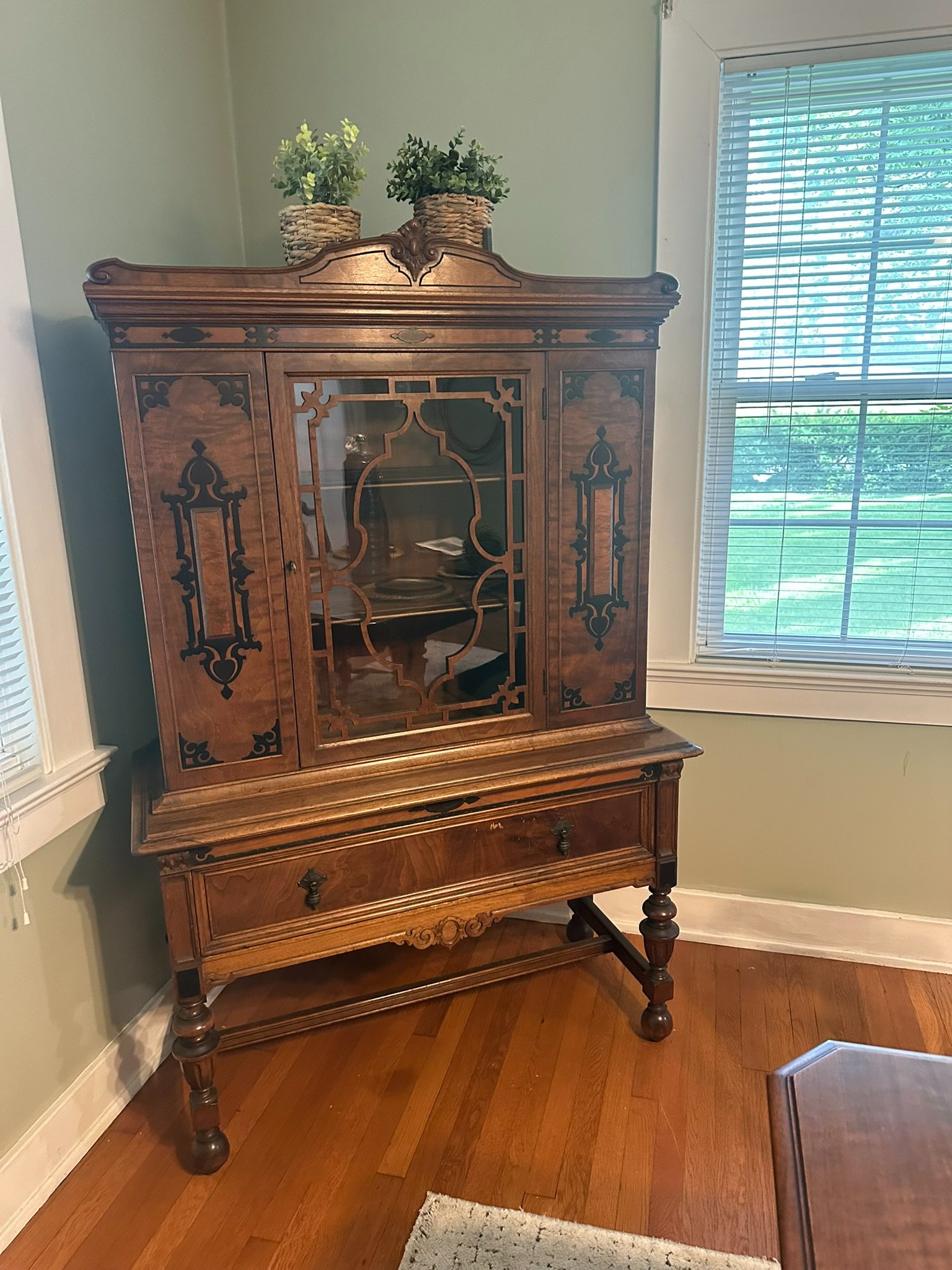 Victorian-style display cabinet / china cabinet