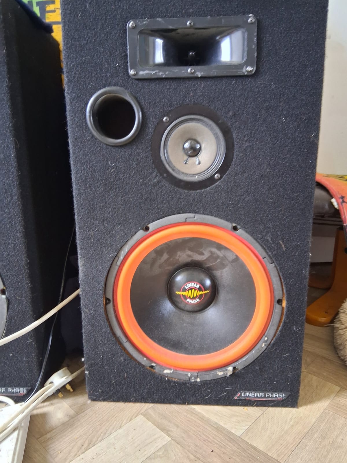 Linear Phase floor-standing loudspeaker cabinet