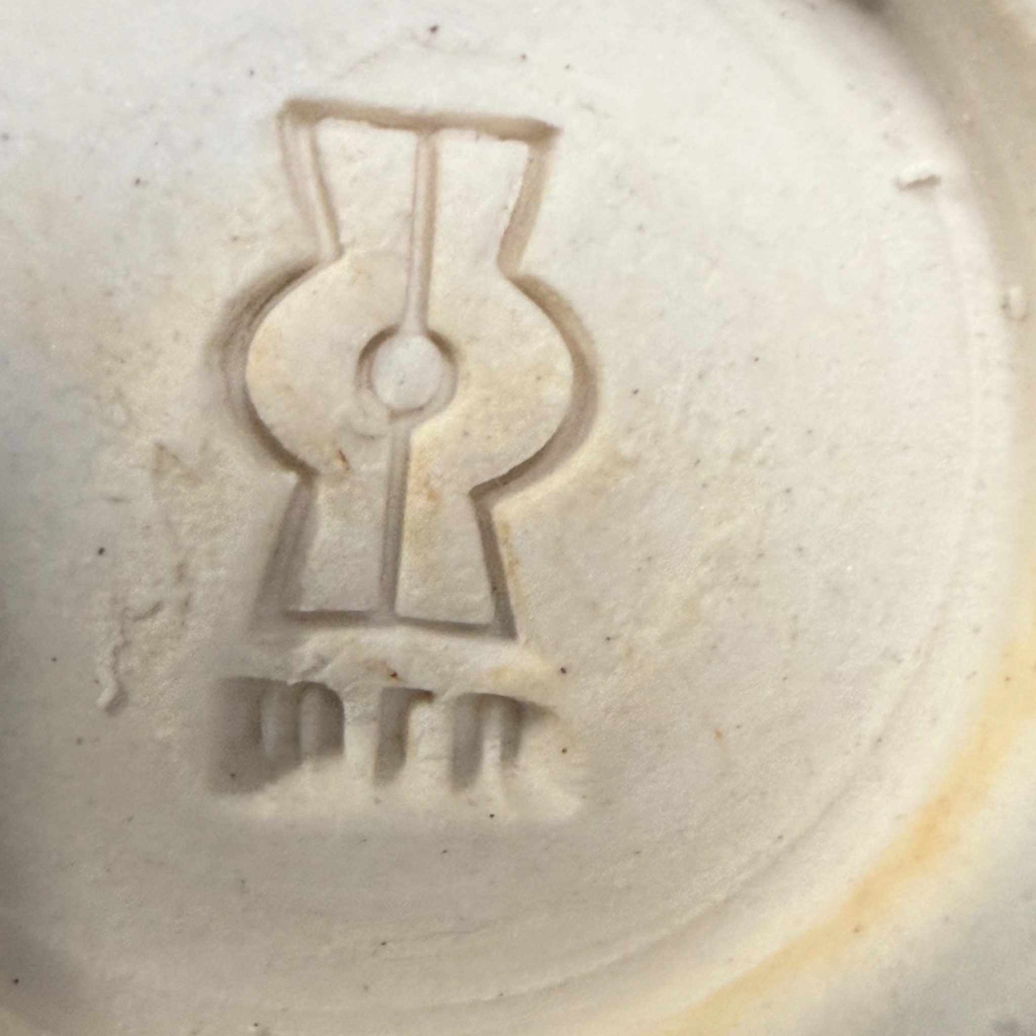 Unidentified maker's mark / impressed pottery or porcelain stamp
