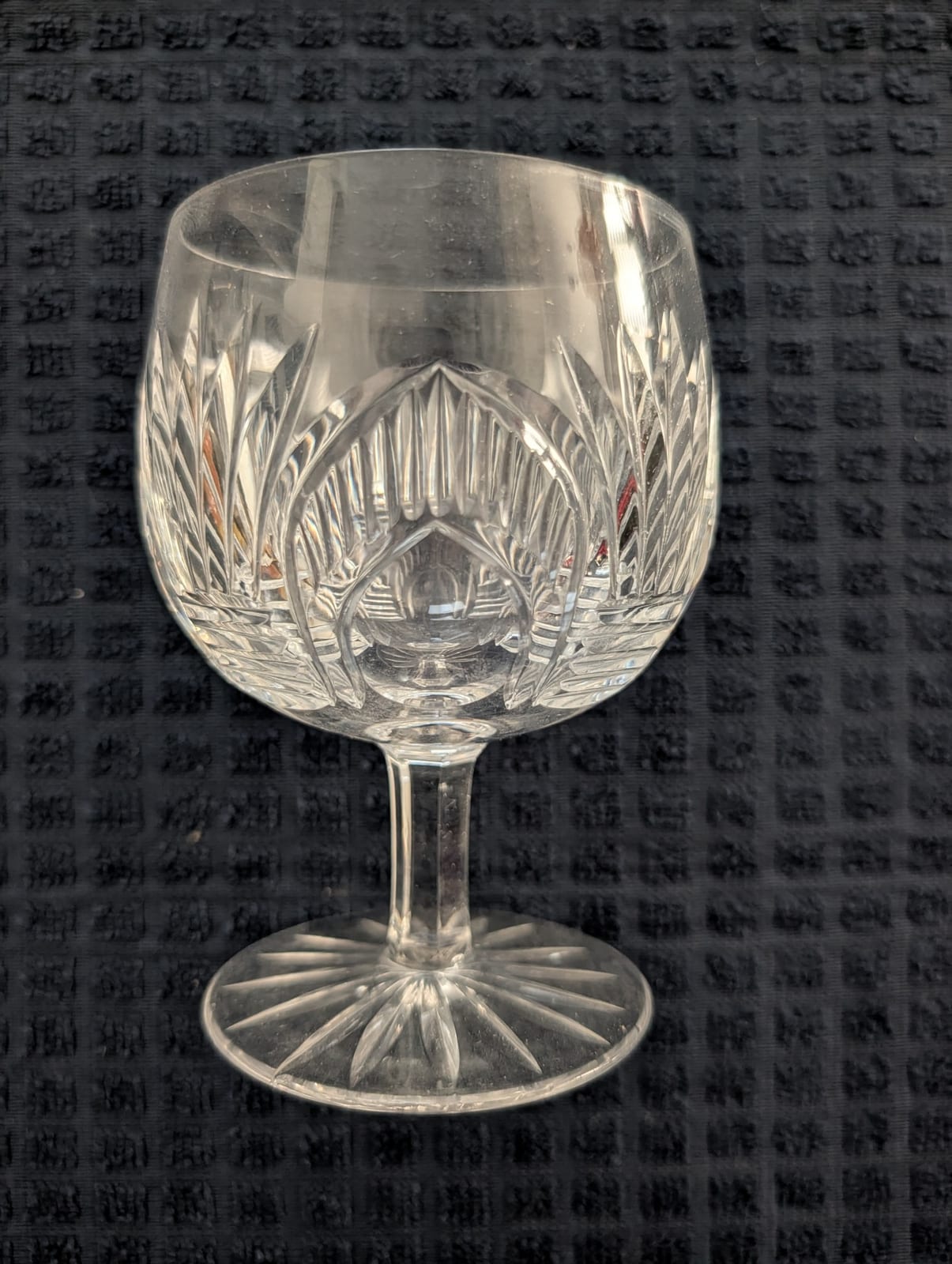 Cut crystal wine goblet / stemmed drinking glass