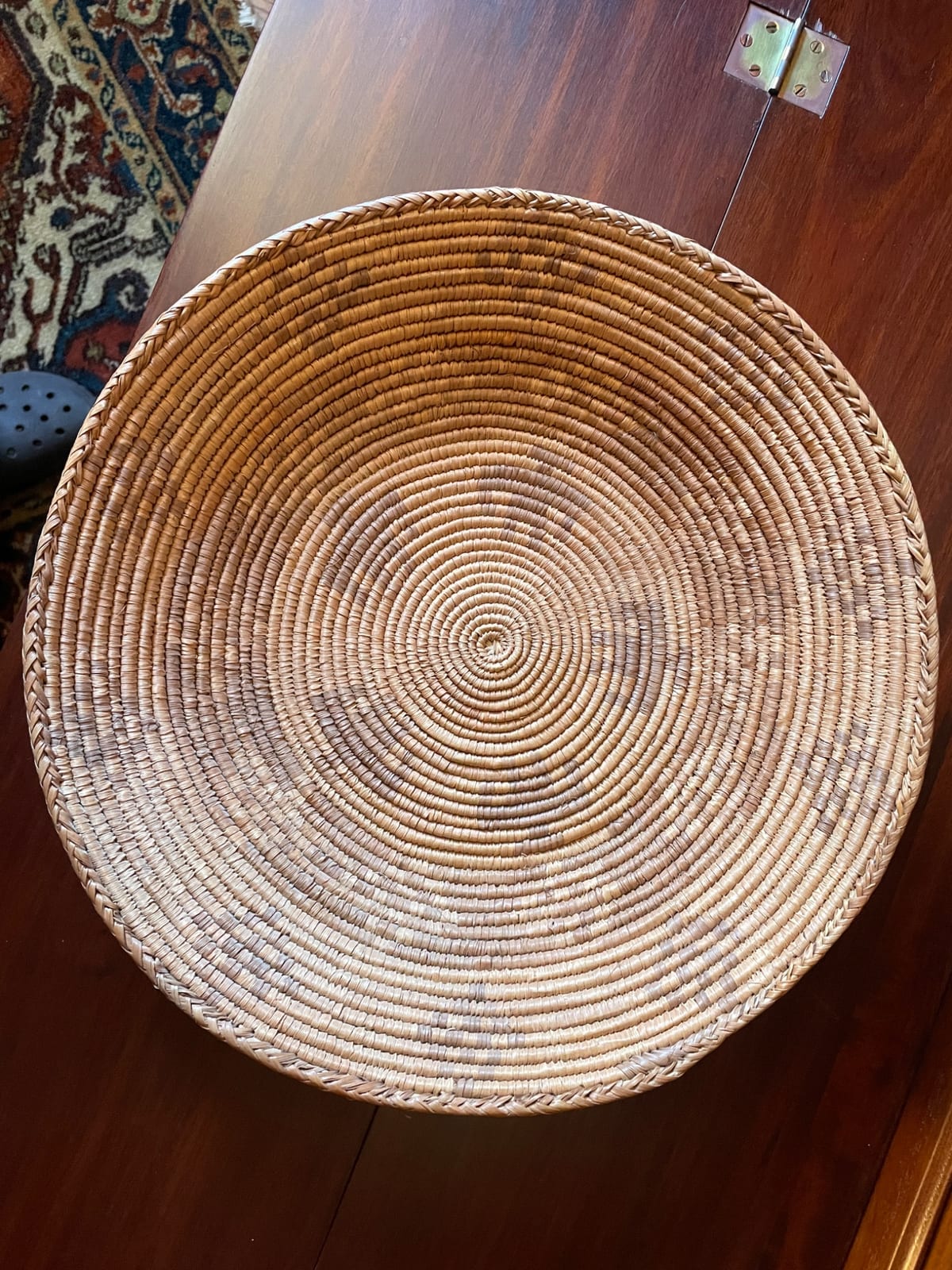 Round coiled woven basket or tray