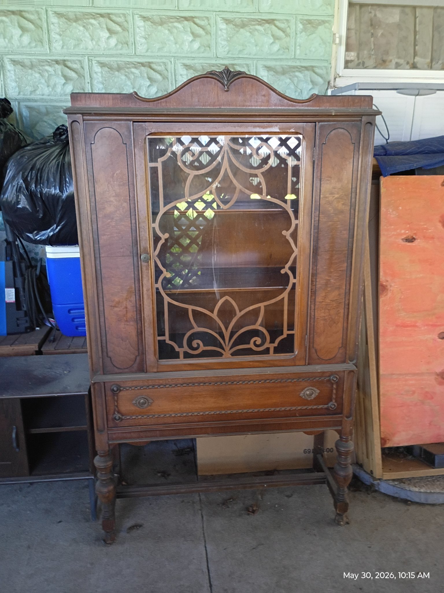 Victorian-style display cabinet / china cabinet