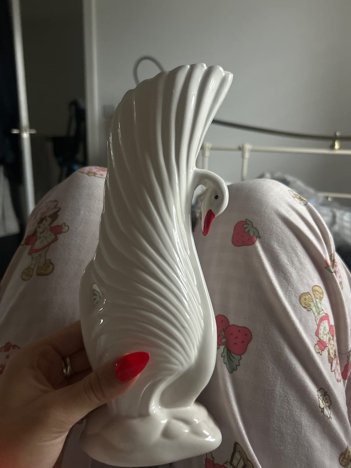 Ceramic swan figurine / vase