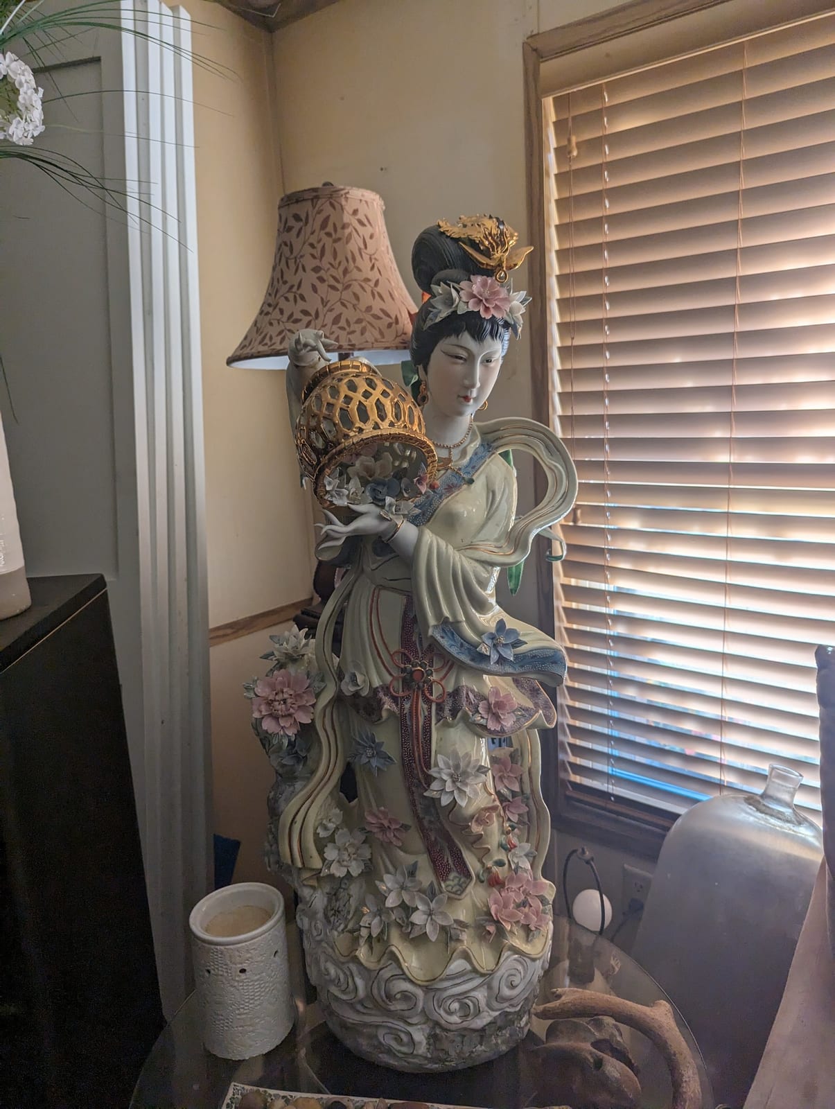 Decorative porcelain/ceramic geisha figurine lamp