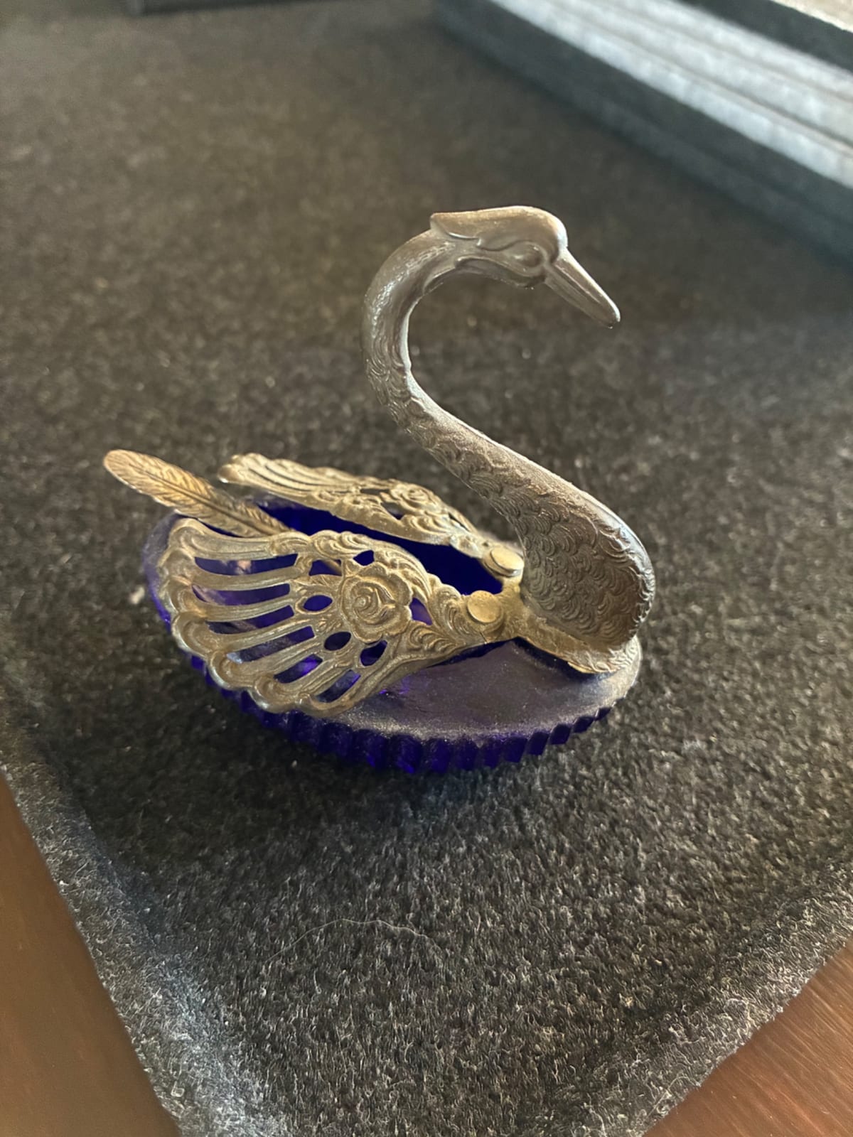 Decorative swan-form trinket or perfume bottle stopper/top