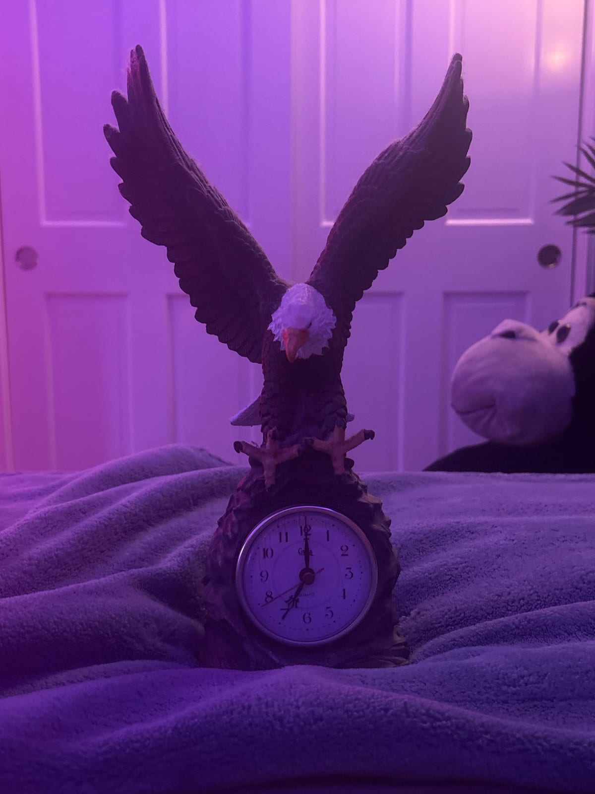 Eagle-themed novelty desk clock