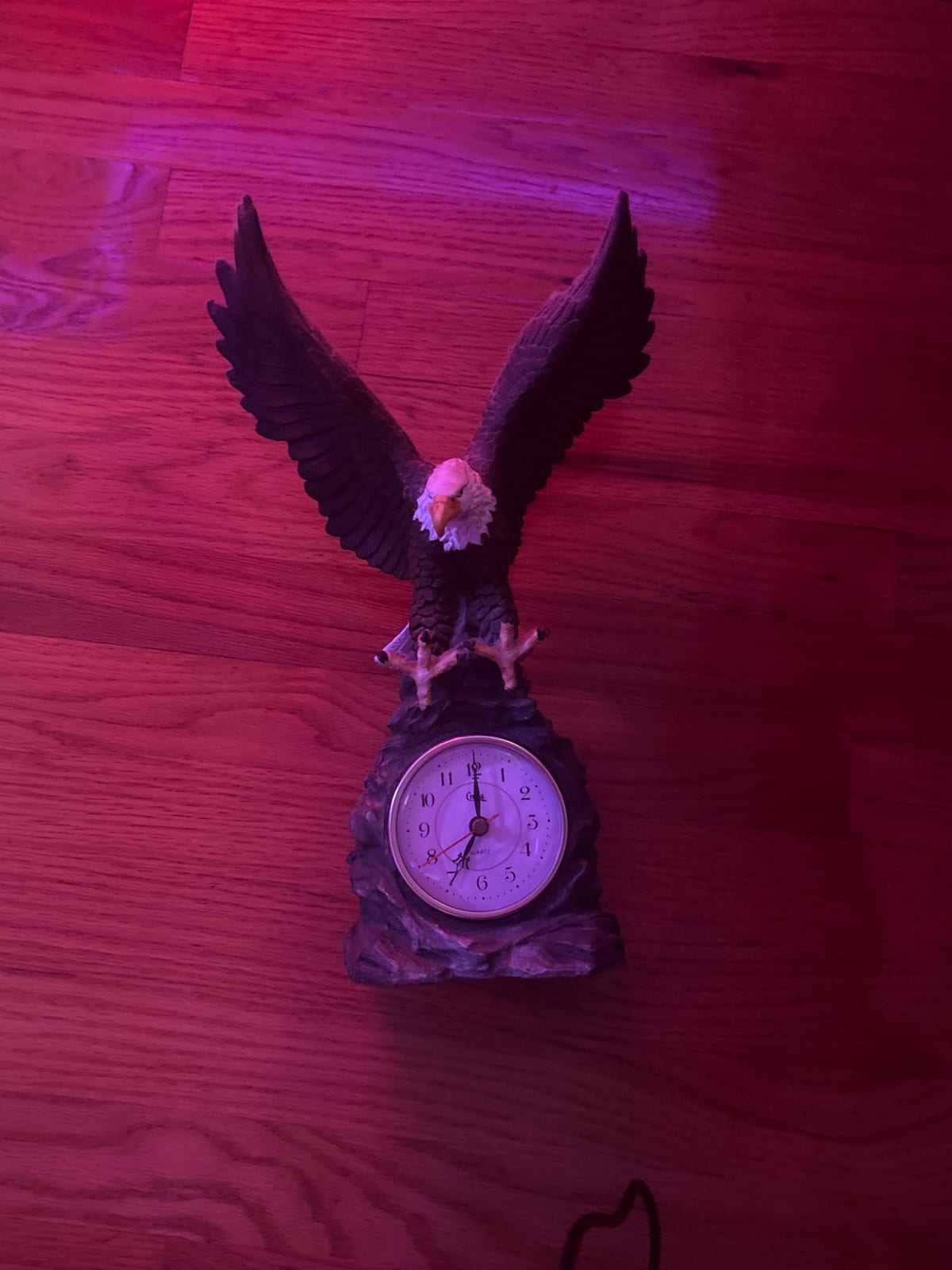 Eagle-themed quartz mantel clock