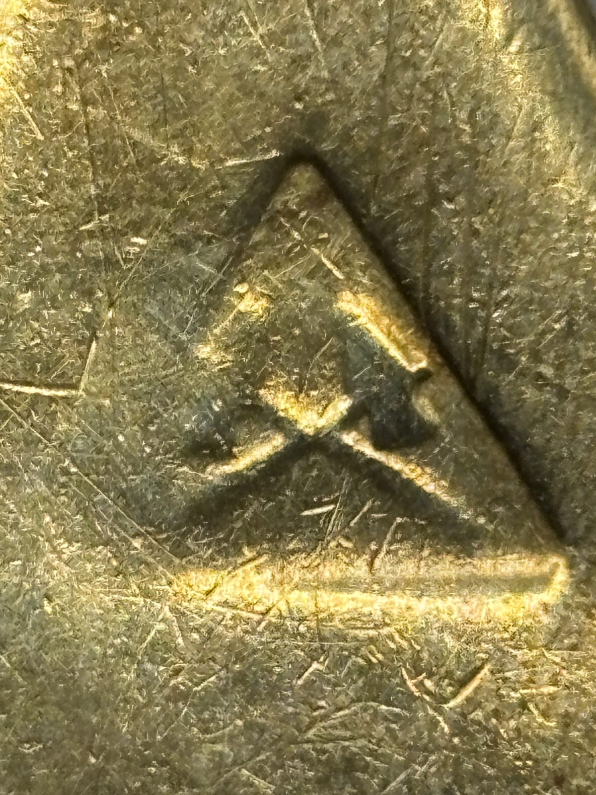 Unknown metal hallmark or maker's mark (possibly a stamped assay/purity mark)