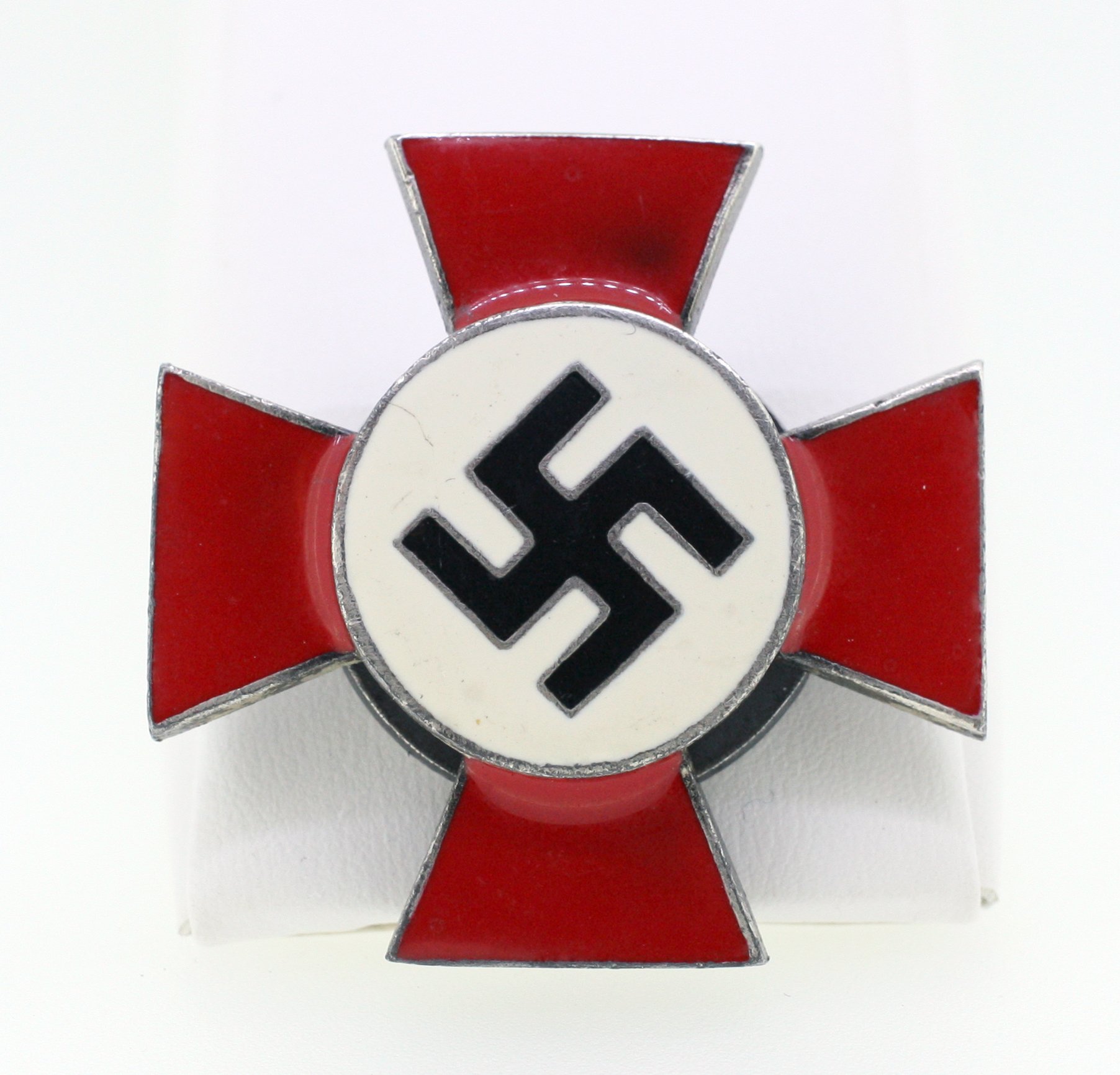 Nazi Germany swastika badge/medal insignia