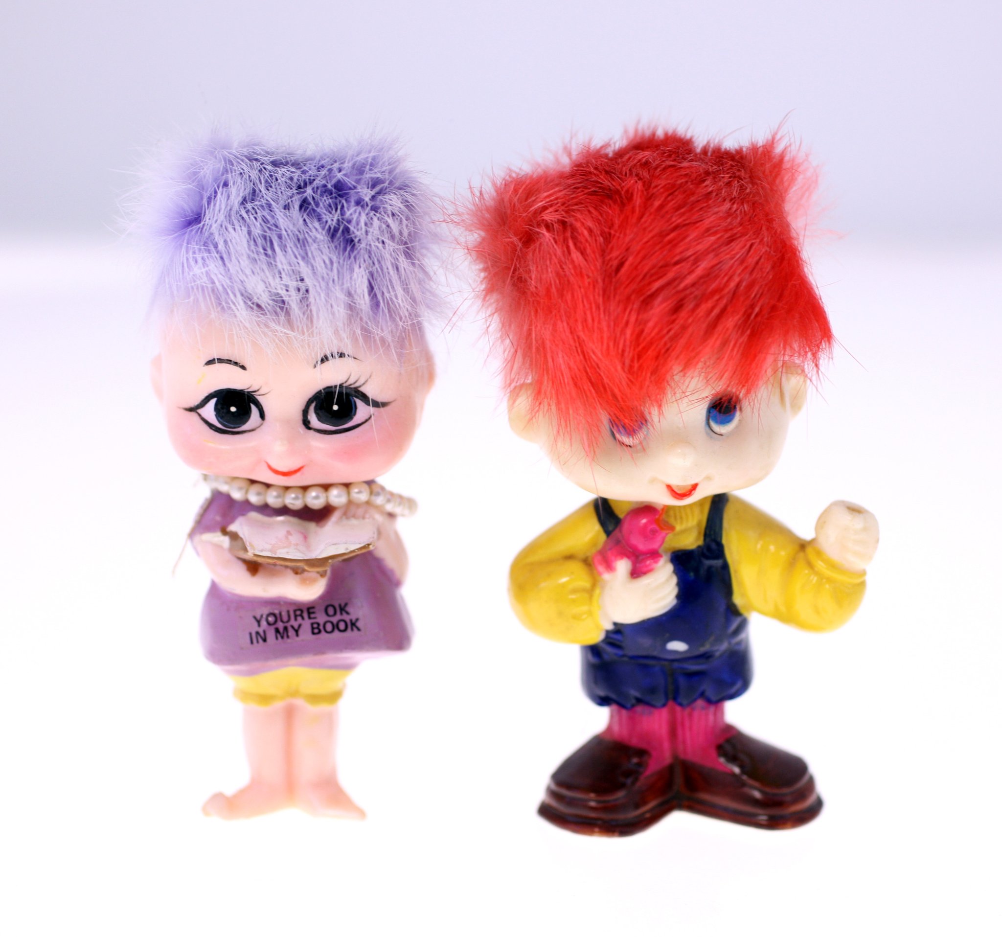 Pair of novelty troll dolls / small plastic figurines with faux fur hair