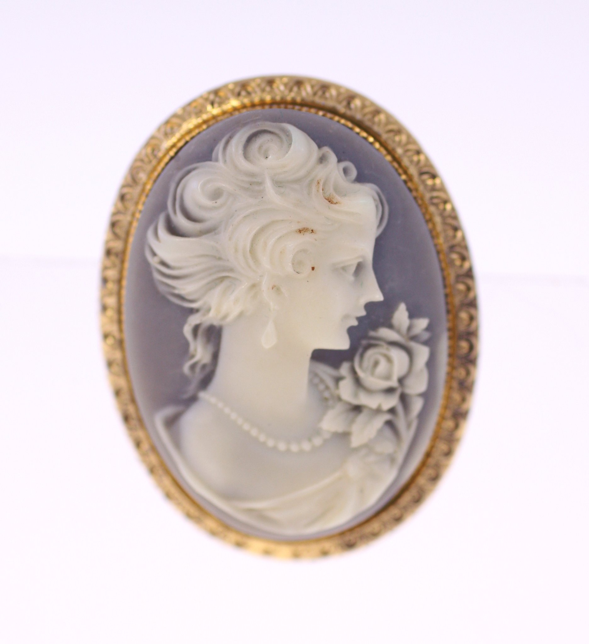 Carved cameo brooch or pendant