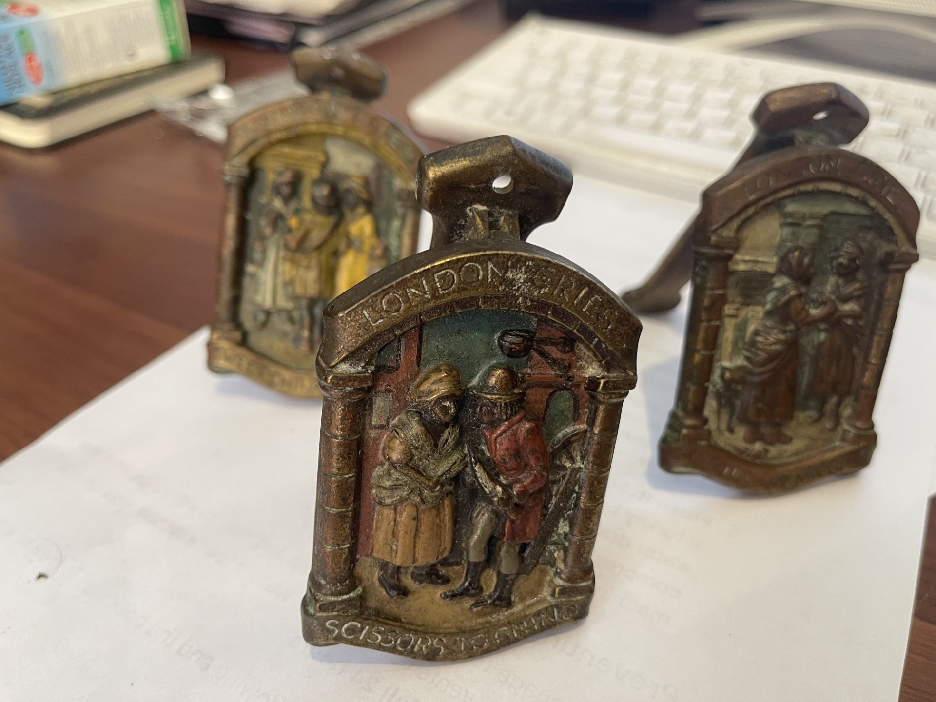 Cast metal advertising paperweight or desk ornament for London, Ireland & Scotland tourist scenes