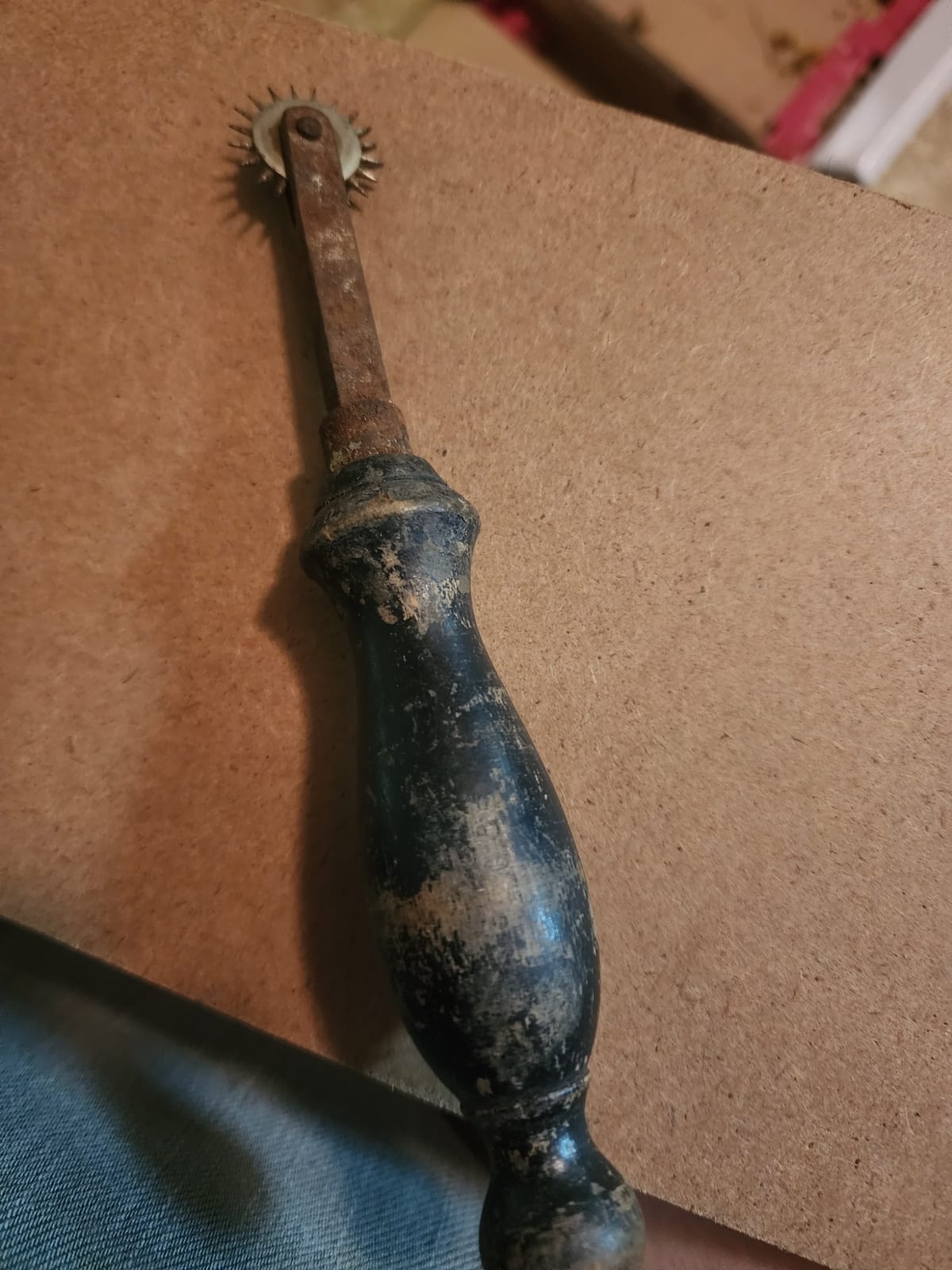 Handheld leatherworking or decorative wheel tool
